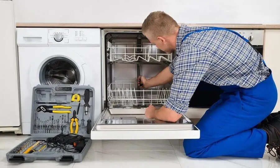 Akçakoca Hitachi servisi teknisyen ekibi beyaz eşya tamiri yaparken